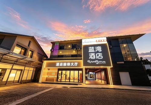 Lanwan Holiday Hotel (Banqiao Subway Station Wuyue Plaza)