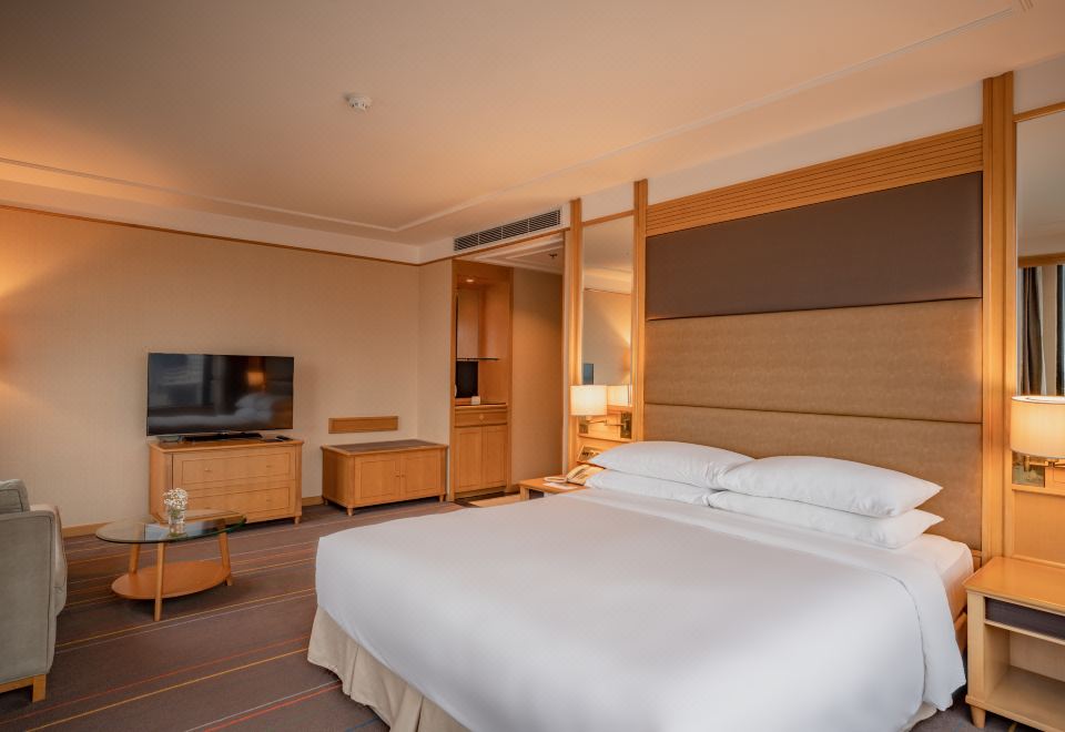 Renaissance Riverside Hotel SaigonClub level Executive King Studio