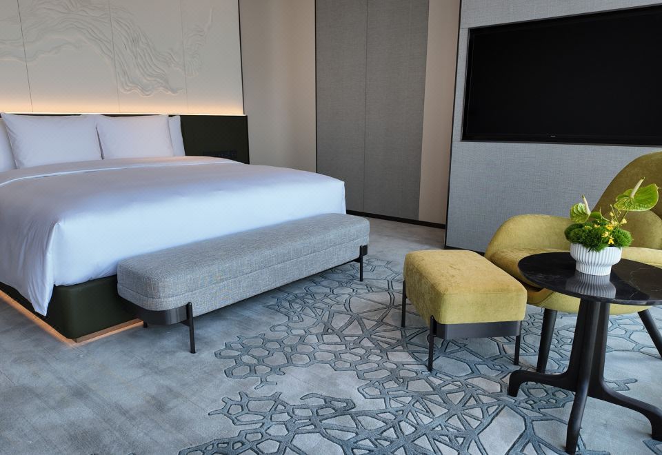 Crowne Plaza Jinan Runhua Hotel1 King 1 Bedroom Suite Living Area