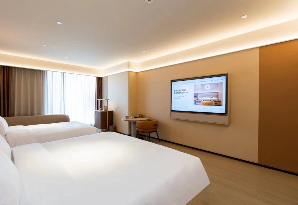 豪华家庭房（65寸可投屏电视+小冰箱+落地窗）