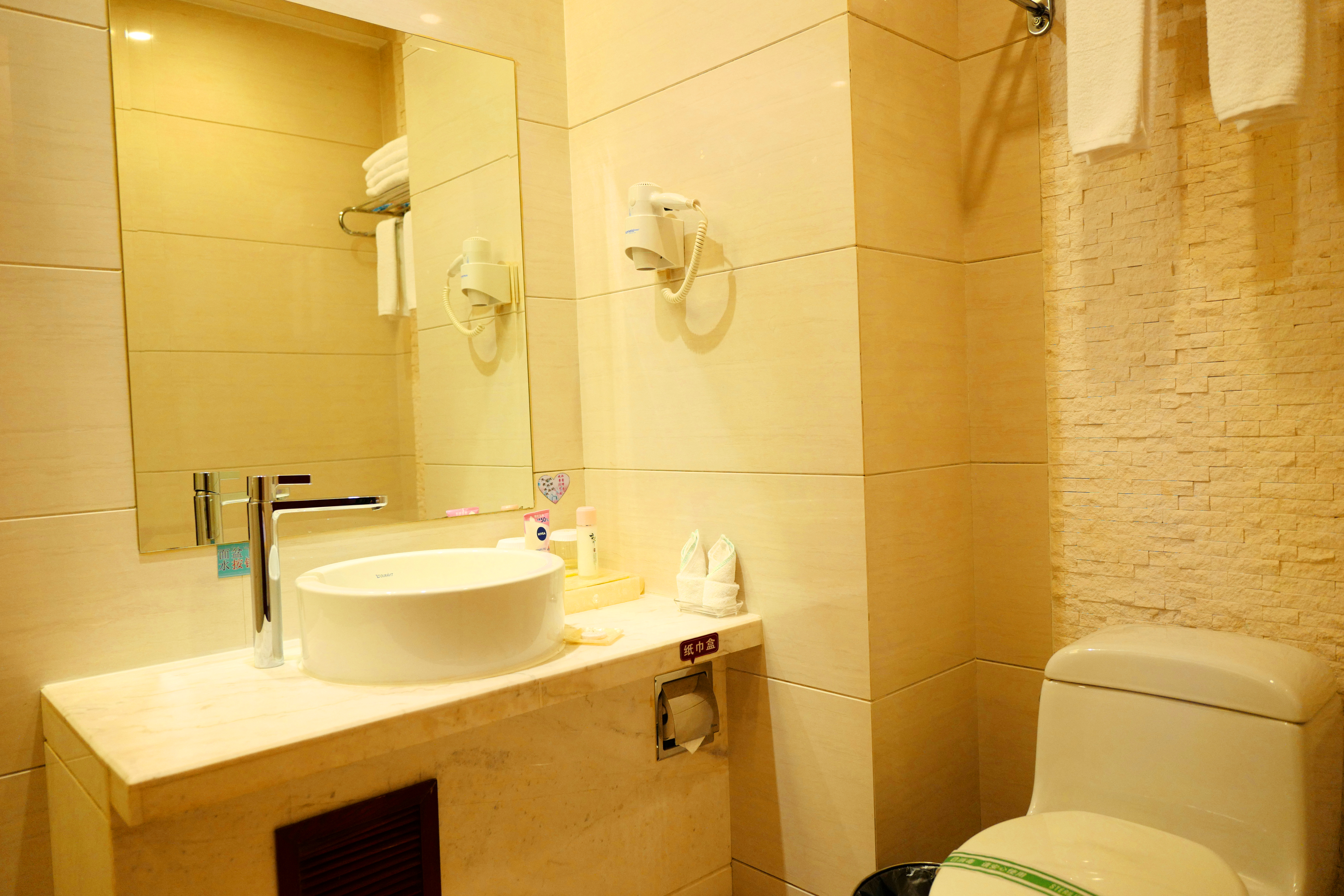 电竞大床房[13400F+32G显卡5060+27寸屏320HZ机械键盘