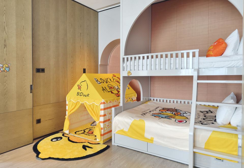 一室一厅|小黄鸭主题家庭房-小童上下铺+游戏区