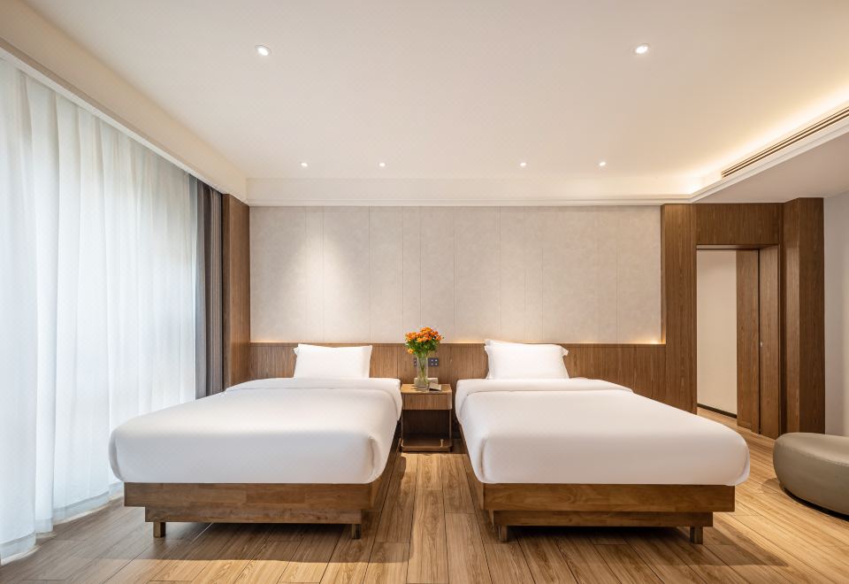 Suite - 1-Bedroom, Multi-Person Occupancy (Cards, Sofa)
