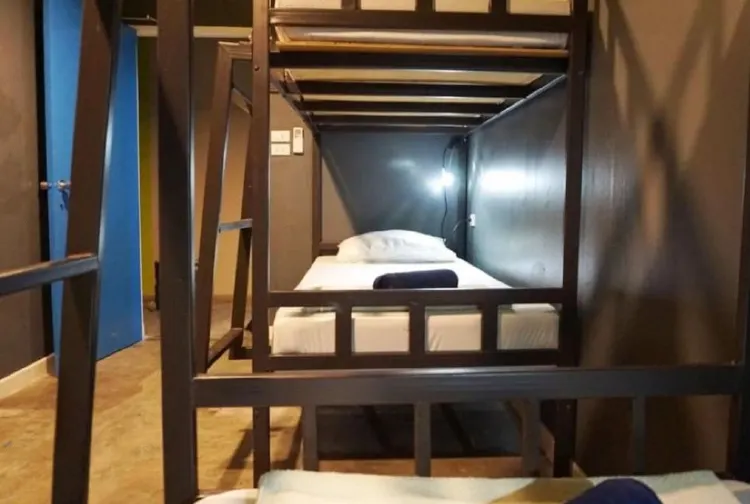 เตียงในห้องเรือนผสมพร้อมเครื่องปรับอากาศ