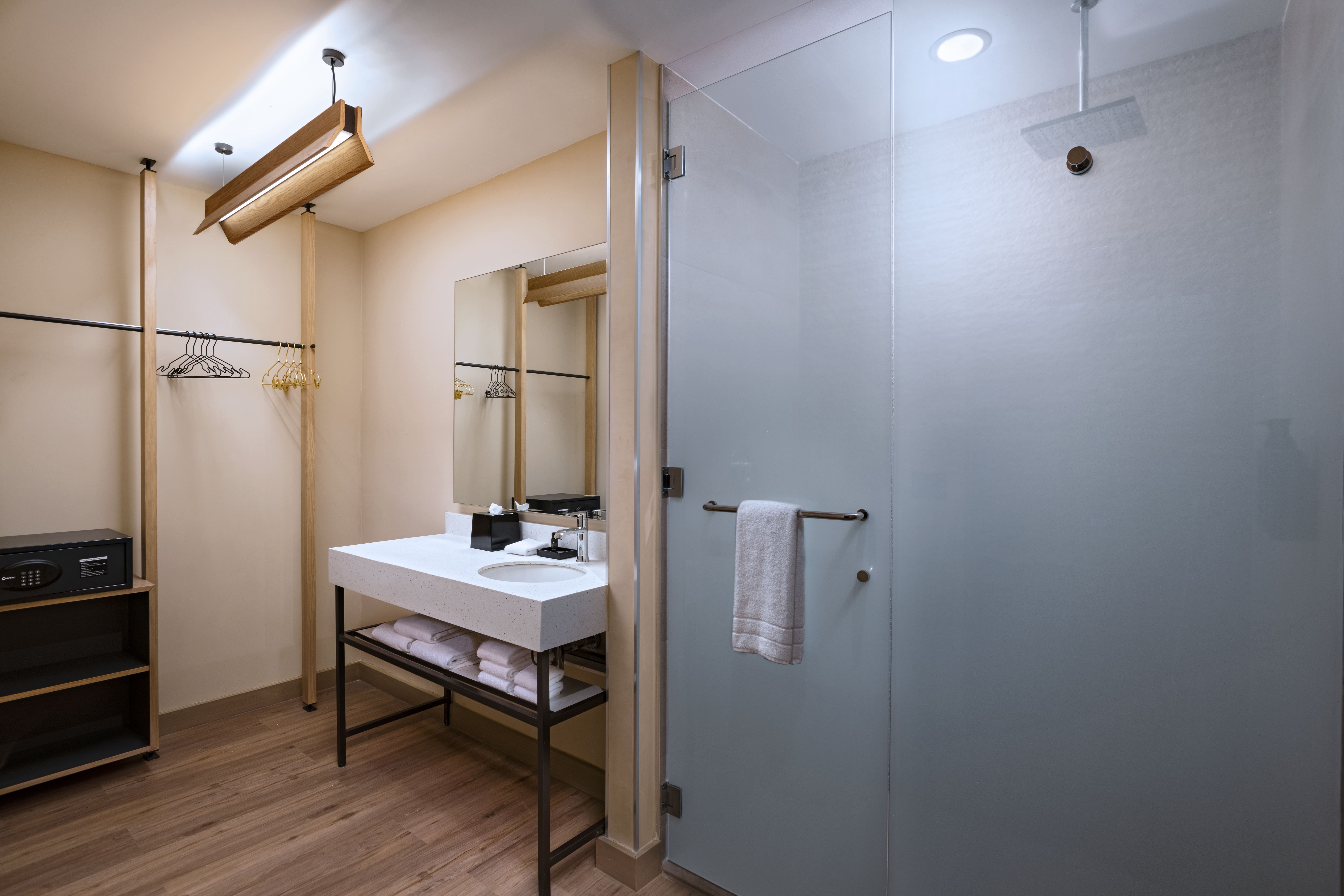 机灵，套房，2张大床，阳台