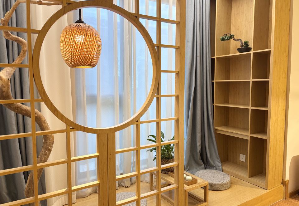 芳草居大床房（榻榻米+人造景观）