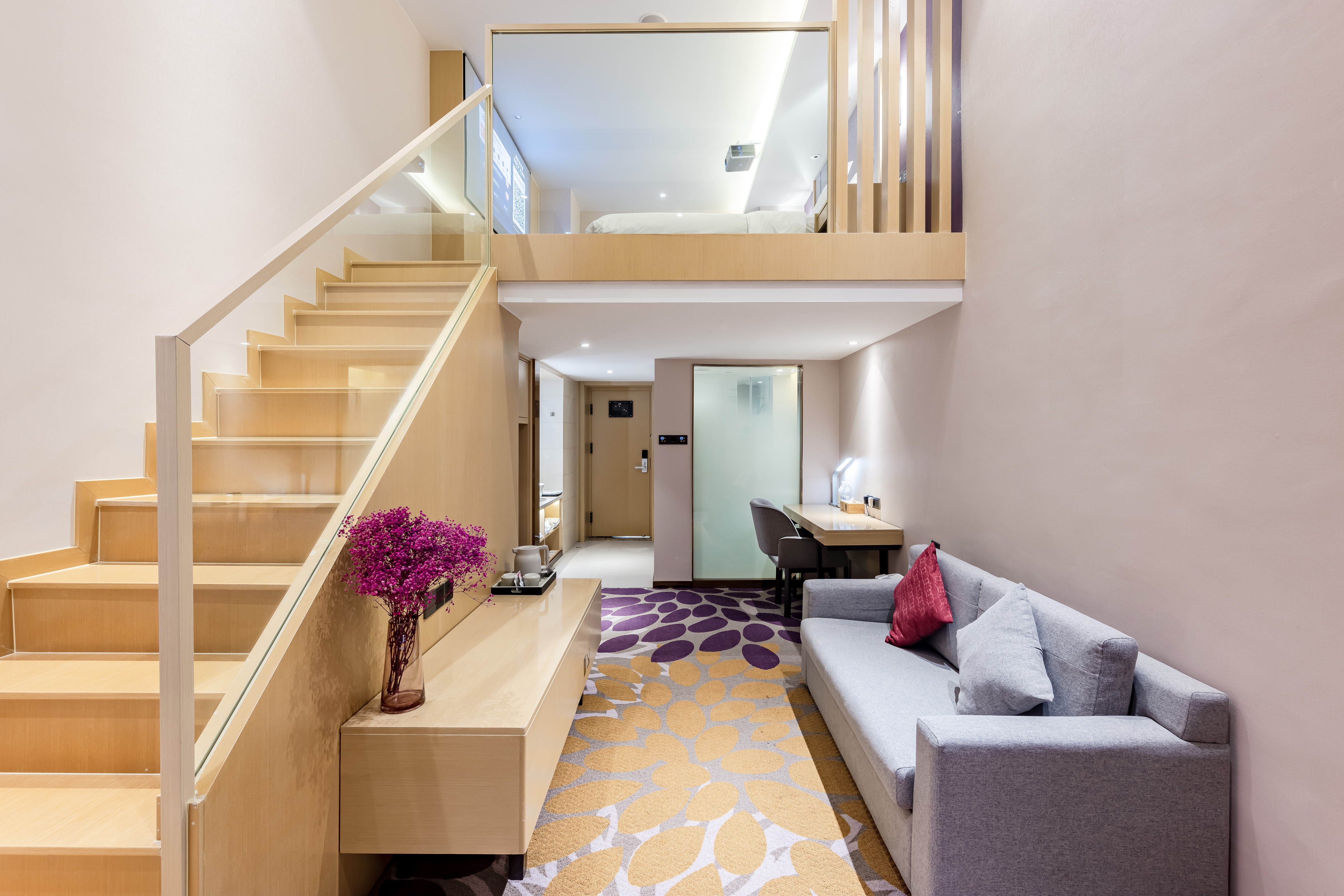 复式LOFT影音房?巨幕投影 ▏慕斯床垫 ▏品牌洗浴用品