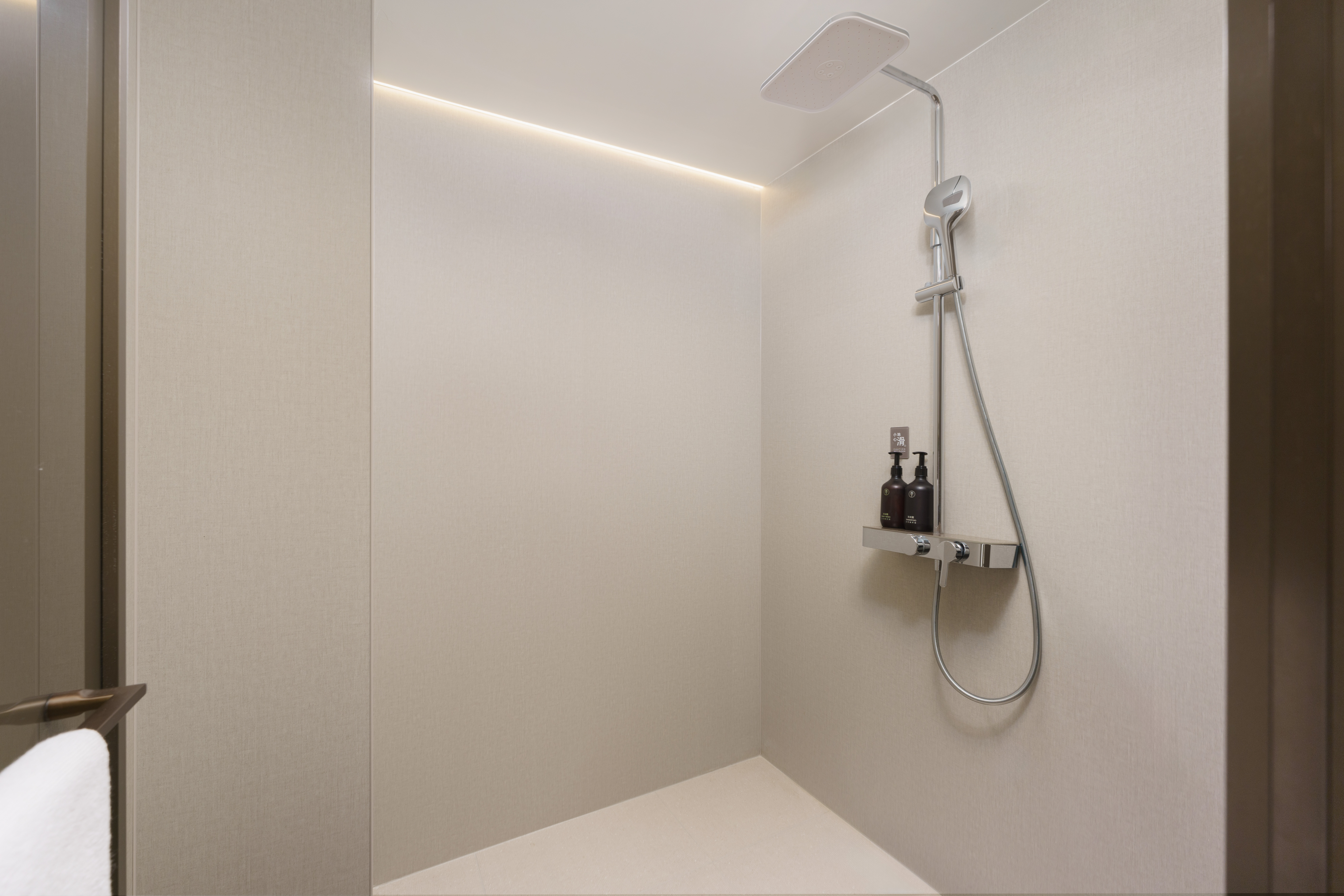 高級大床房（小冰箱+智能客控+手機投屏）