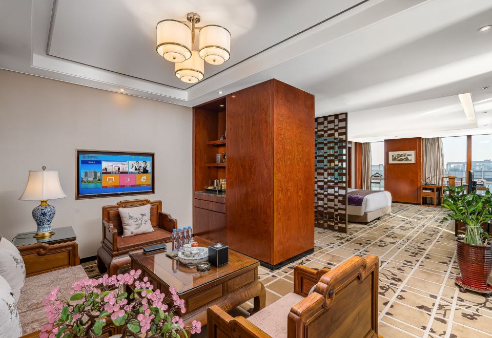 雍貴套房（大空間+特大床+紅木傢俱+會客區）