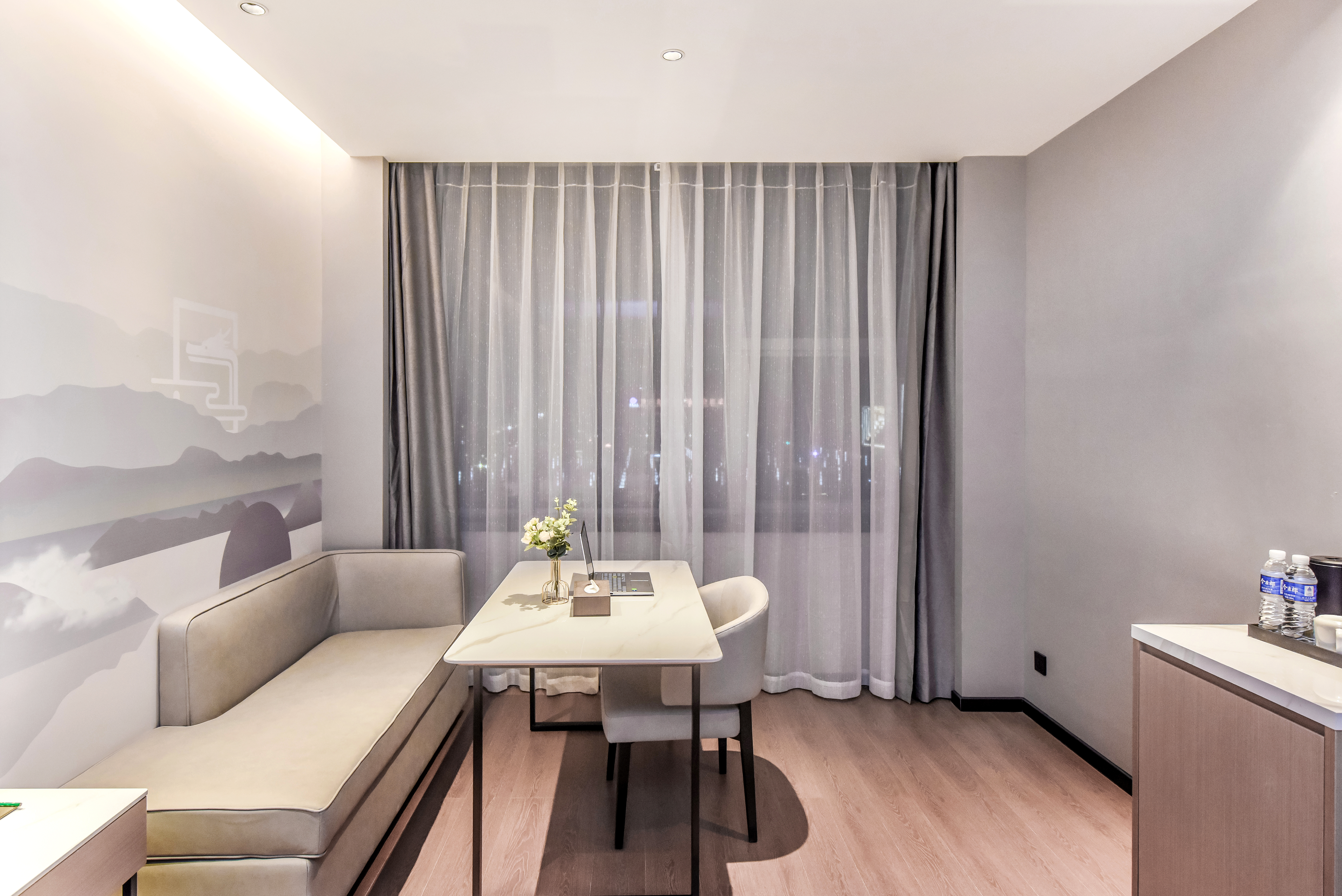 豪华双床房（休闲沙发+双层隔音玻璃）