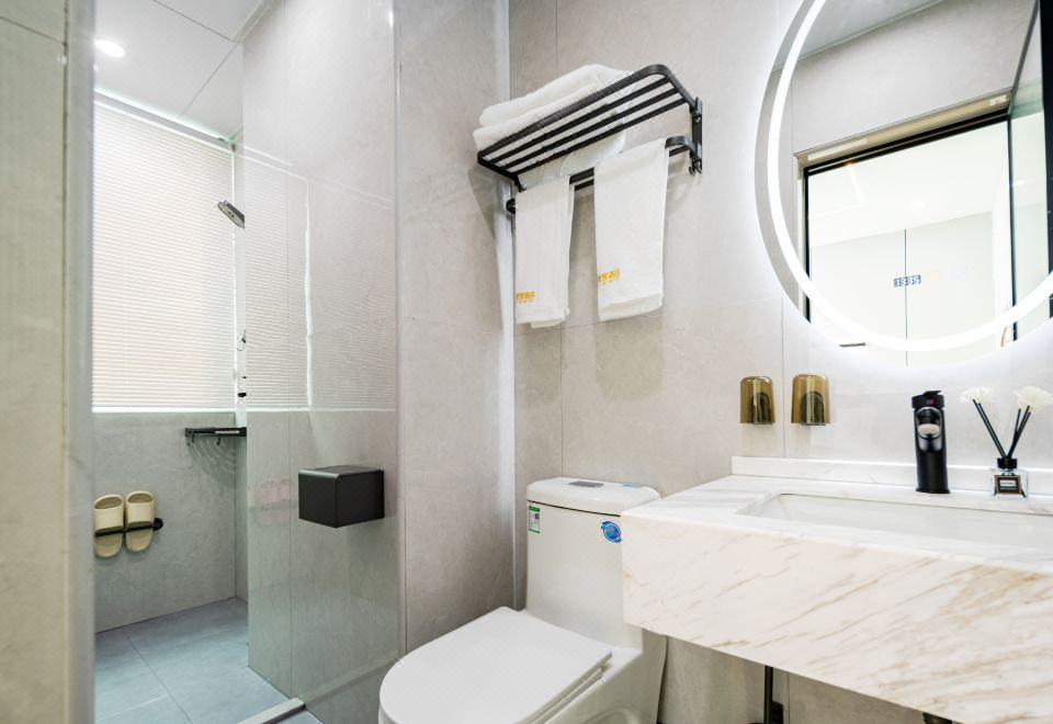 Xiamen Luke Hotel (Xiamen North Station)Elegant Queen Room