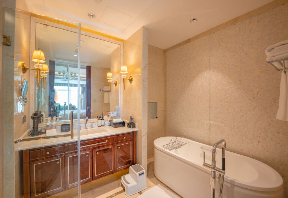 豪华套房（独立浴缸+独立会客厅+全景落地窗）