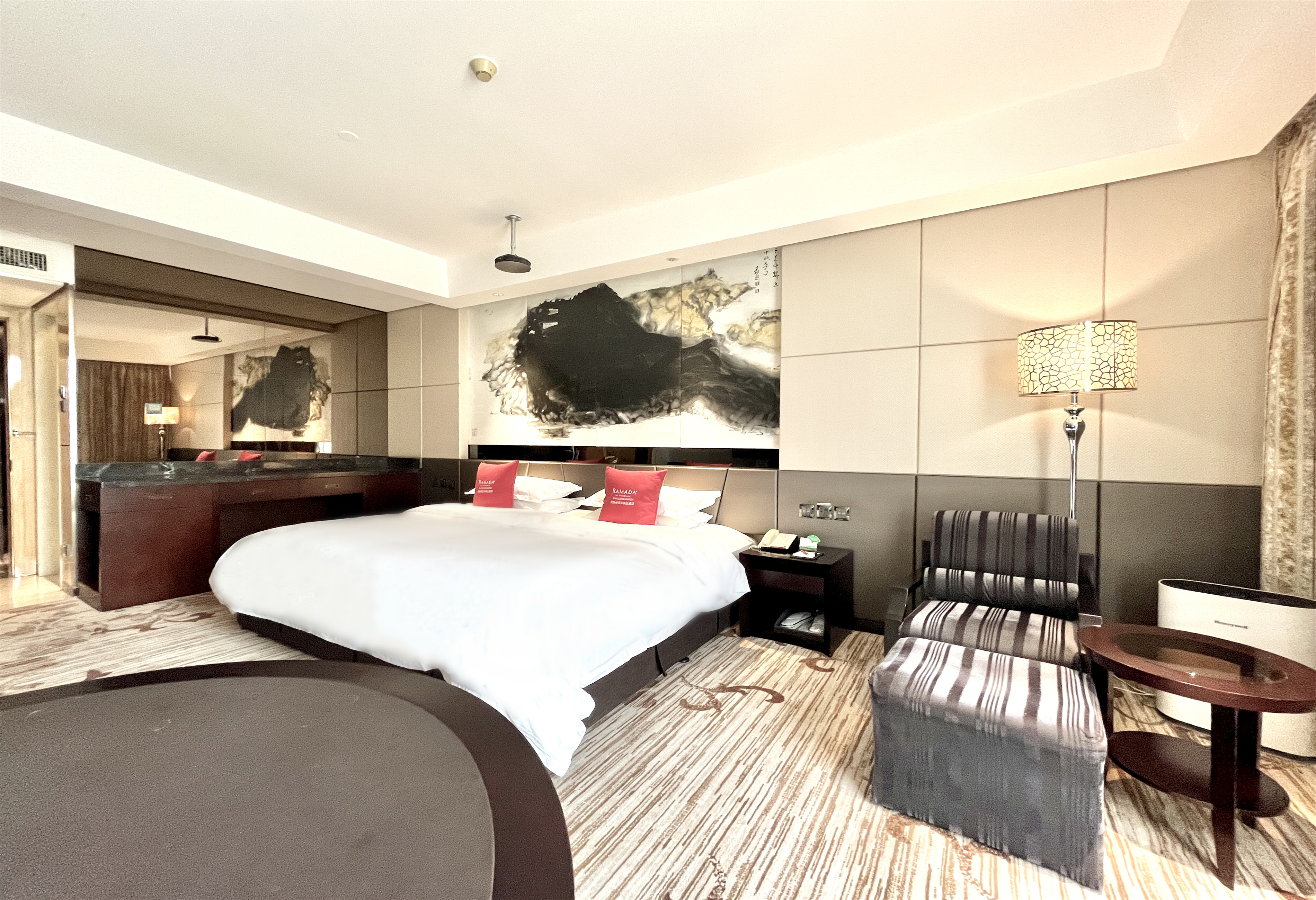 豪华影音大床房（120寸投影幕布+空气净化器）