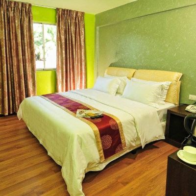 Bilik Deluxe King Kupon Hotel Zamburger Grand CT