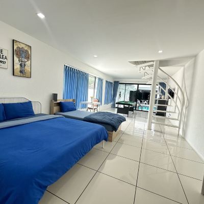 家庭複式大套房（180°落地窗讓陽光自由灑入室內視覺景觀 冰箱+熱水壺+戴森吹風機） 蒙娜麗莎泳池別墅優惠