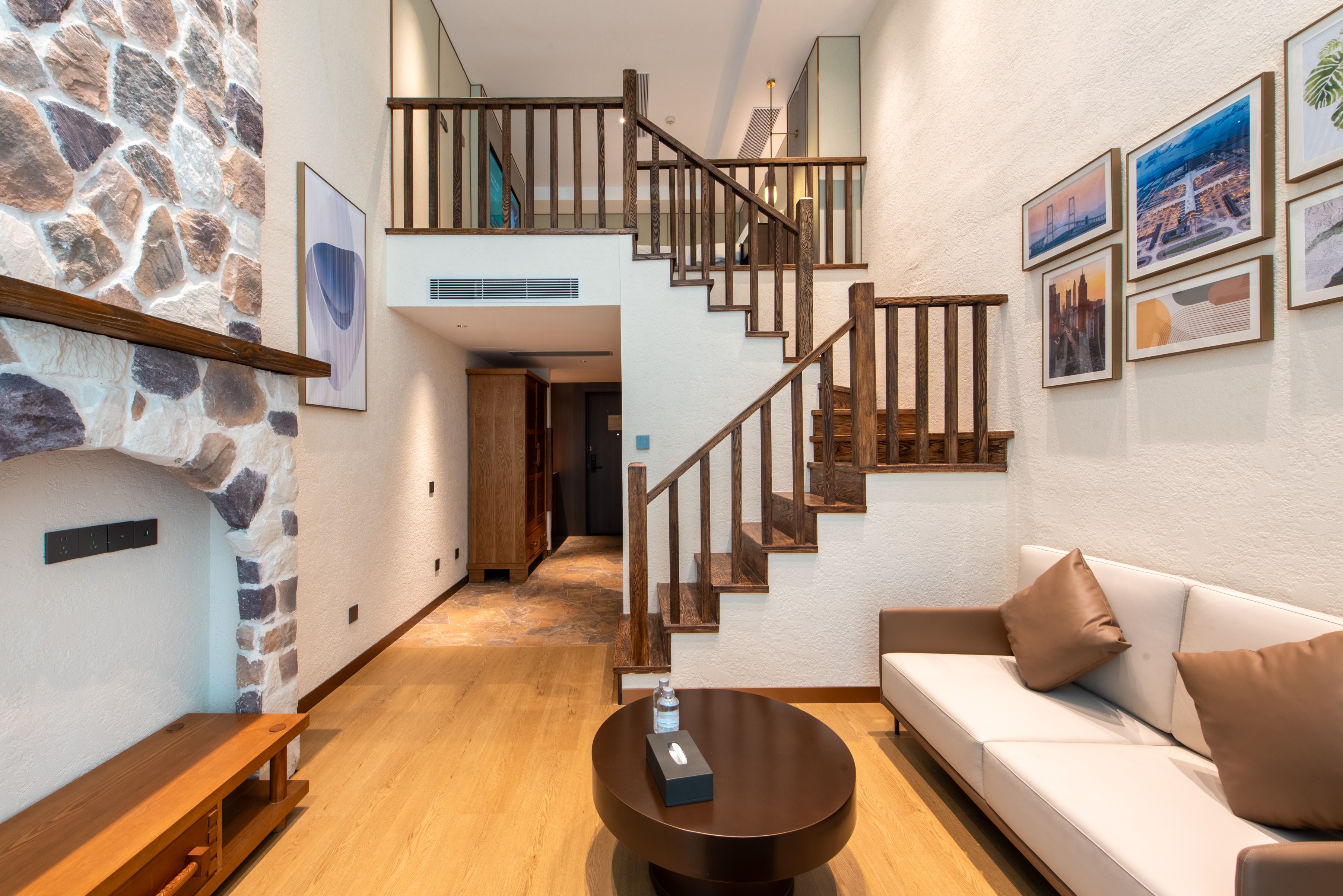 复式大床房（Loft大面积+单人沙发+智能投屏）