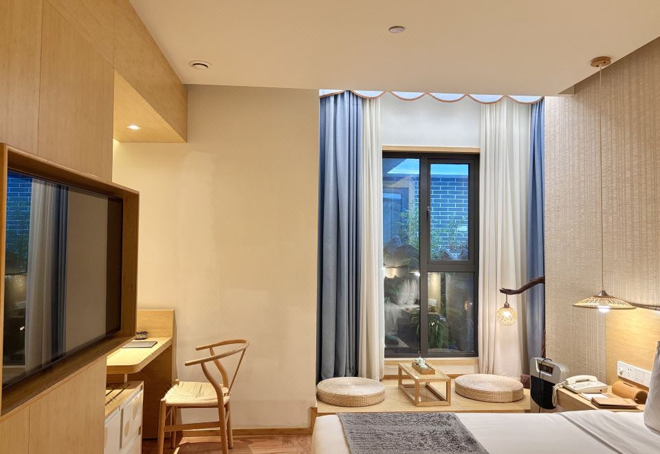 芳草居大床房（榻榻米+人造景观）