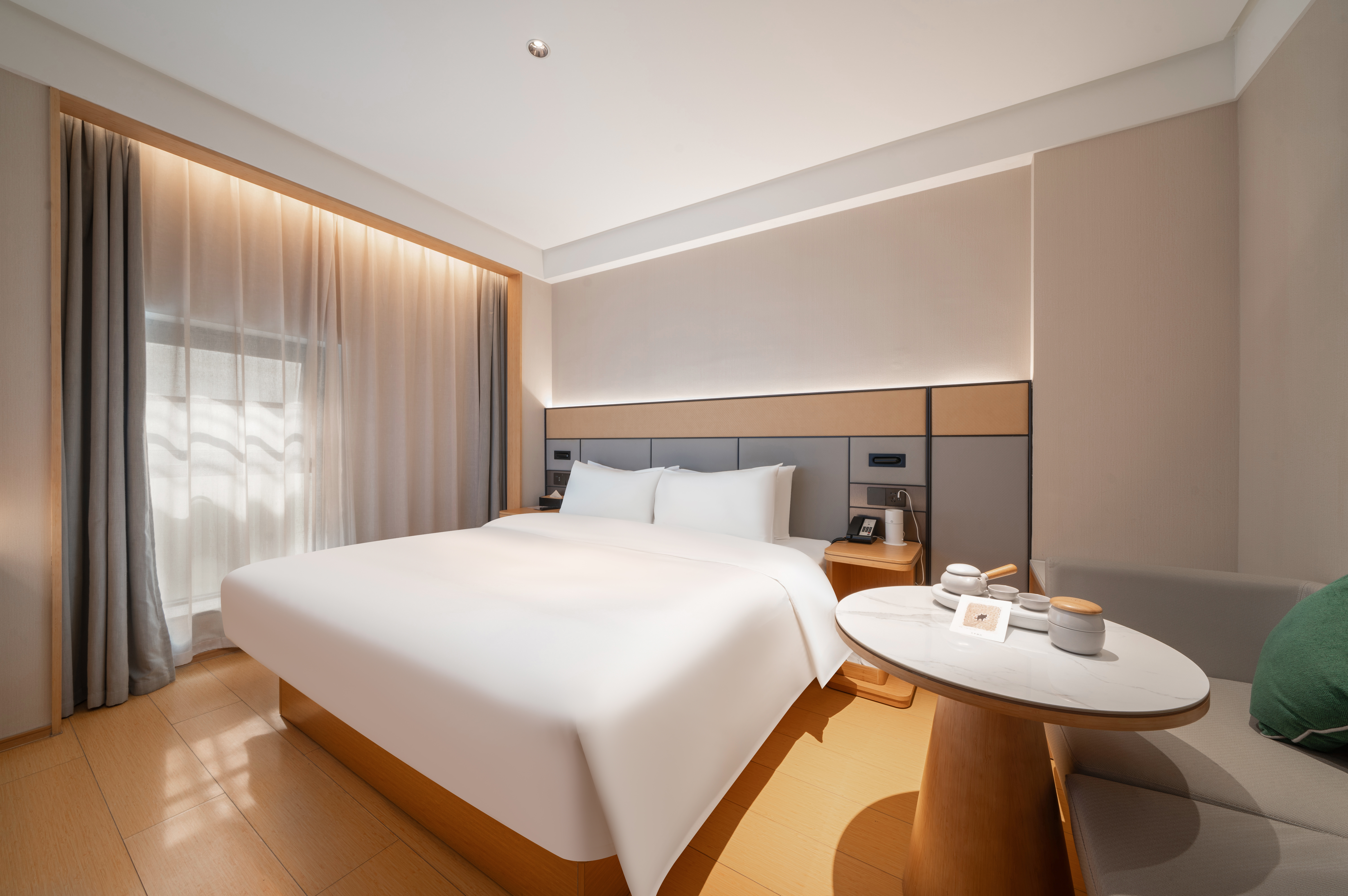 高级大床房（电视投屏+金可儿床垫+小冰箱）