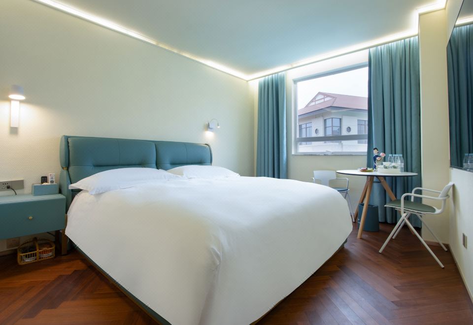 Queen Room With View
