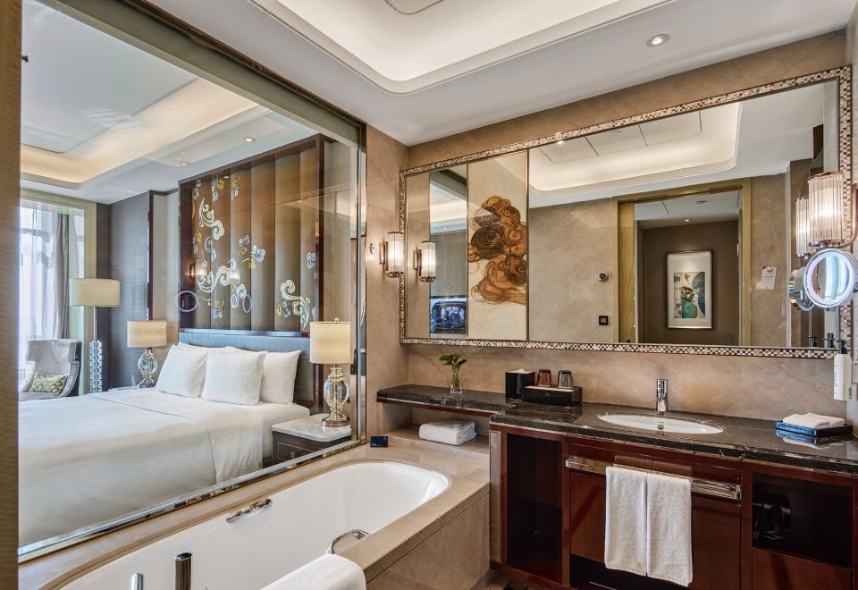 豪华大床房-尽览繁花凤城美景