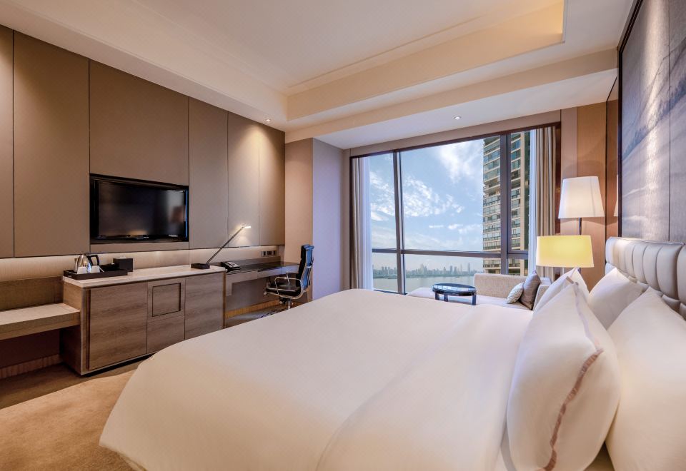 行政高樓層側江景大床房 「兩岸燈火，瞰90度臨江璀璨」