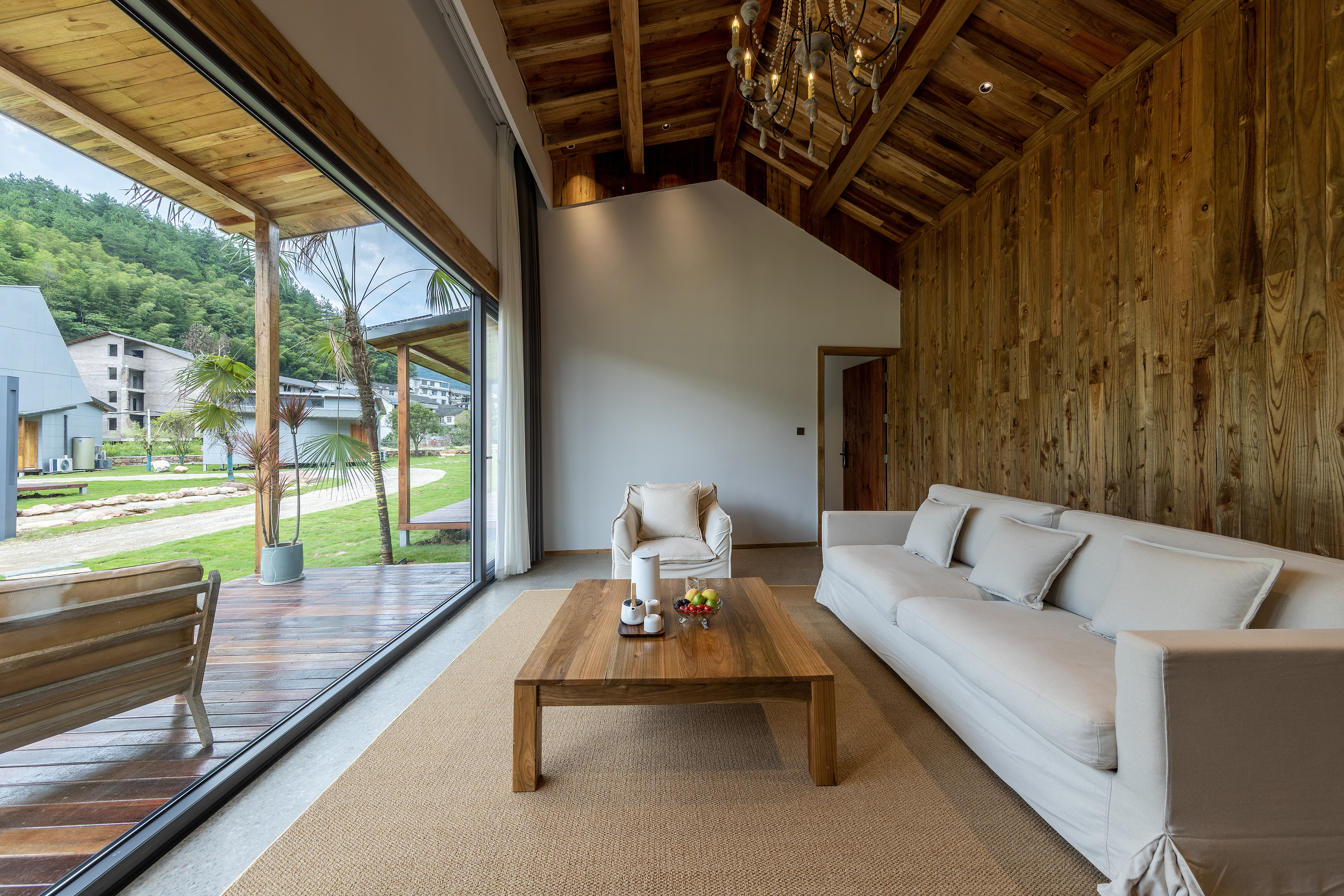 朱里丨和美宜室家庭亲子套房「全景落地窗＋沉浸式投影」