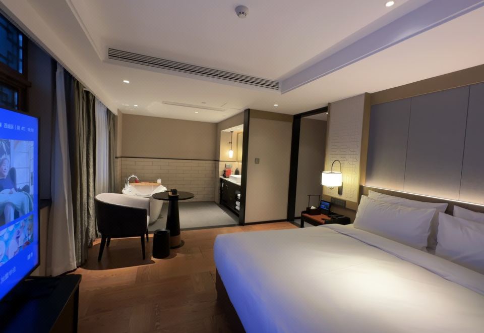 Beijing Gulou courtyard MANXIN HotelXinxiang Deluxe Double Bed Room (Exclusive Bathtub + Smart Home + Wireless Projection)