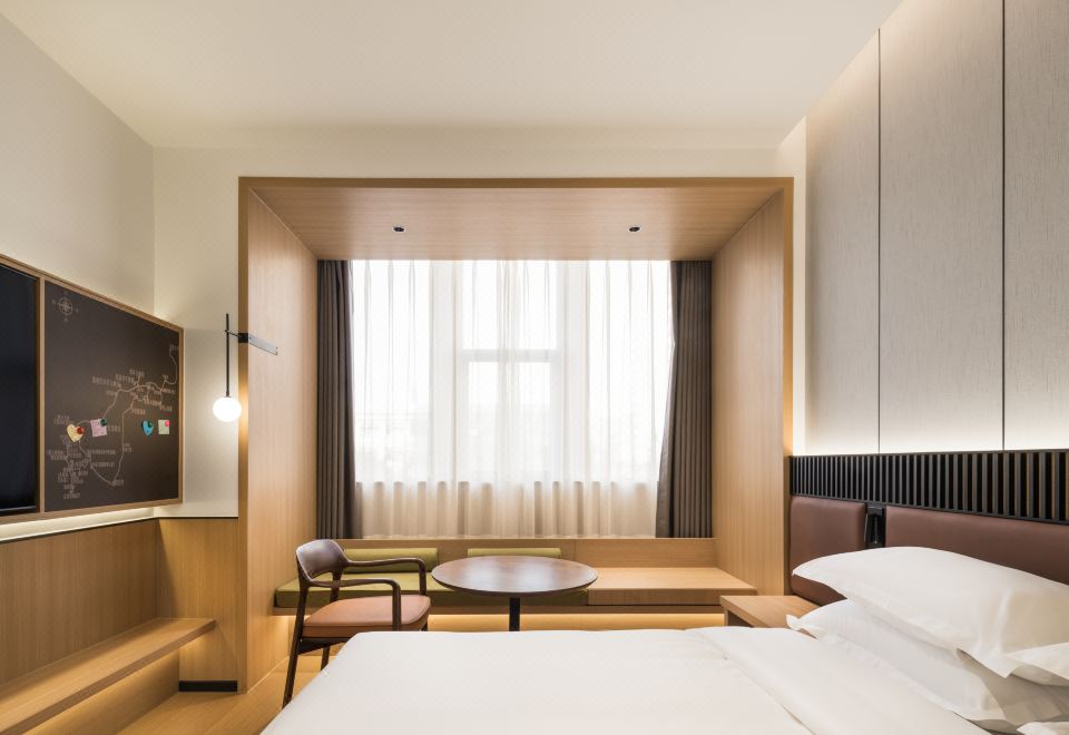 高级街景大床房【城市街景+mini吧+智能马桶】