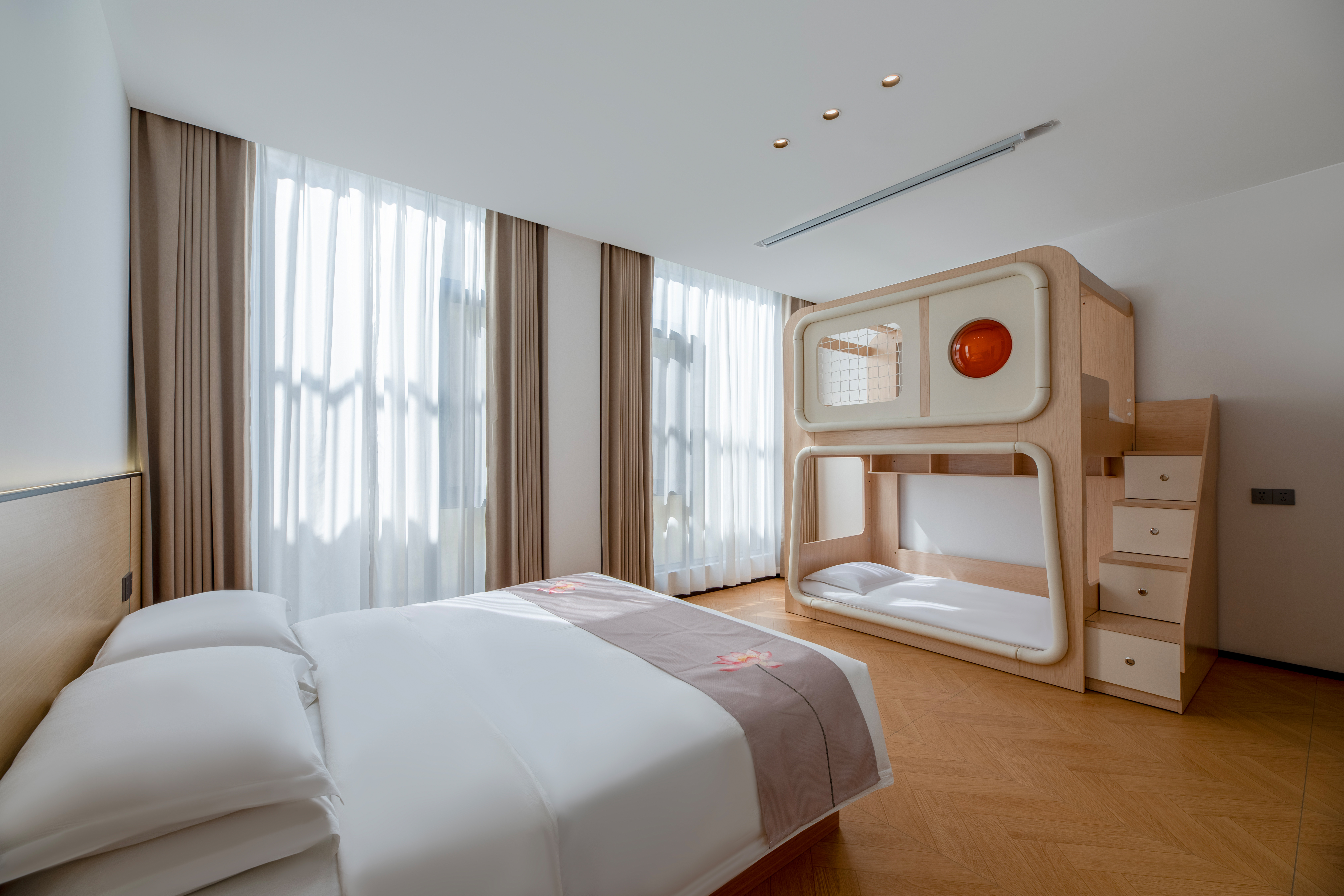 享茶·亲子房+小童上下床+短沙发会客区+智能客控