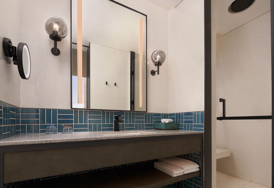 Four Points by Sheraton, Tianjin National Convention and Exhibition CenterDeluxe King Room