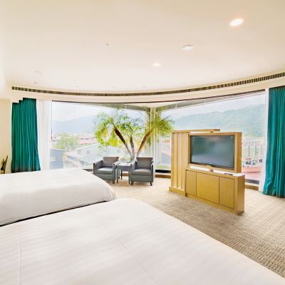 尊爵四人房 承萬尊爵渡假飯店優惠