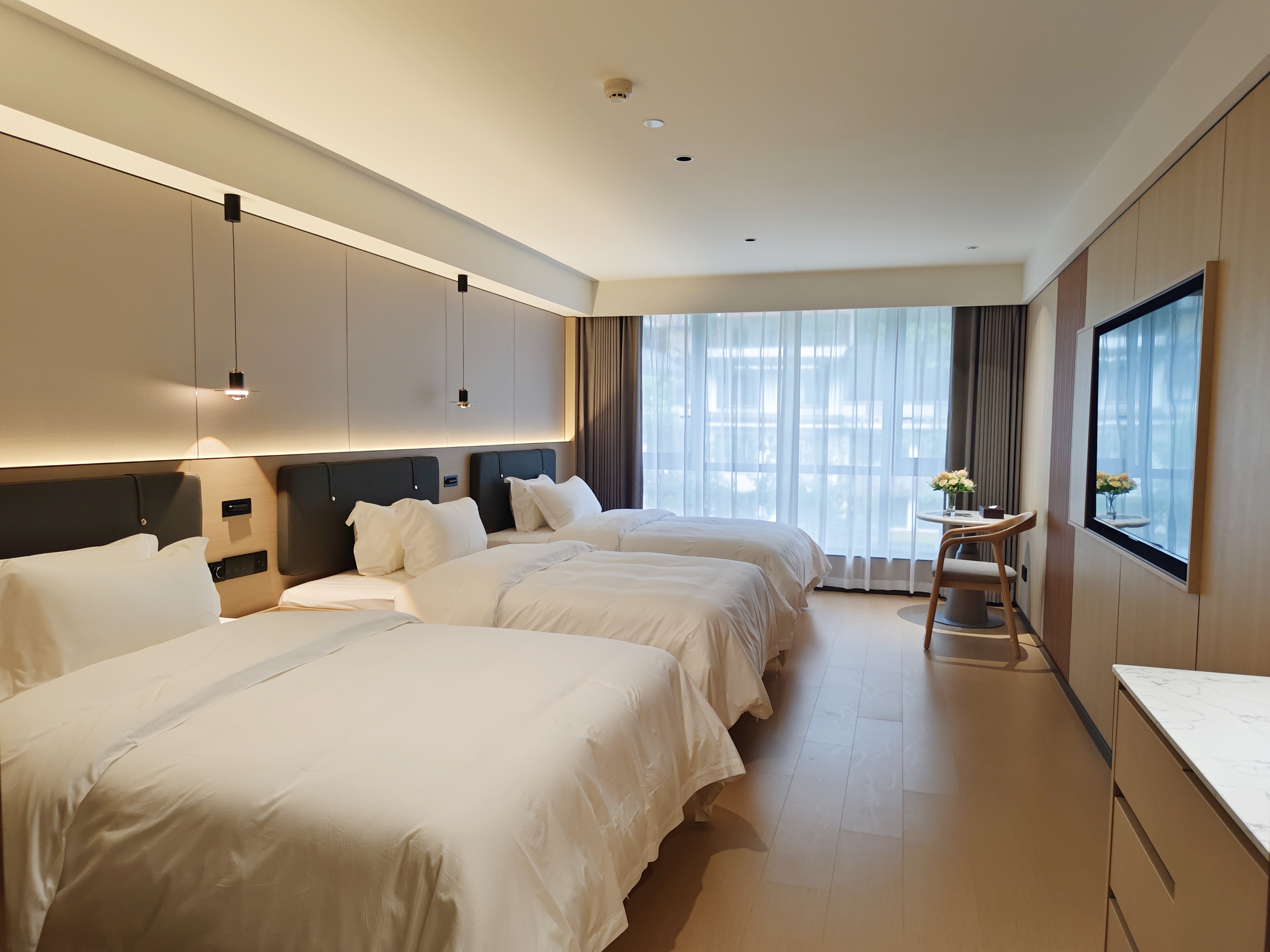 豪华街景三人间（乳胶床垫+Mini小冰箱+智能马桶）