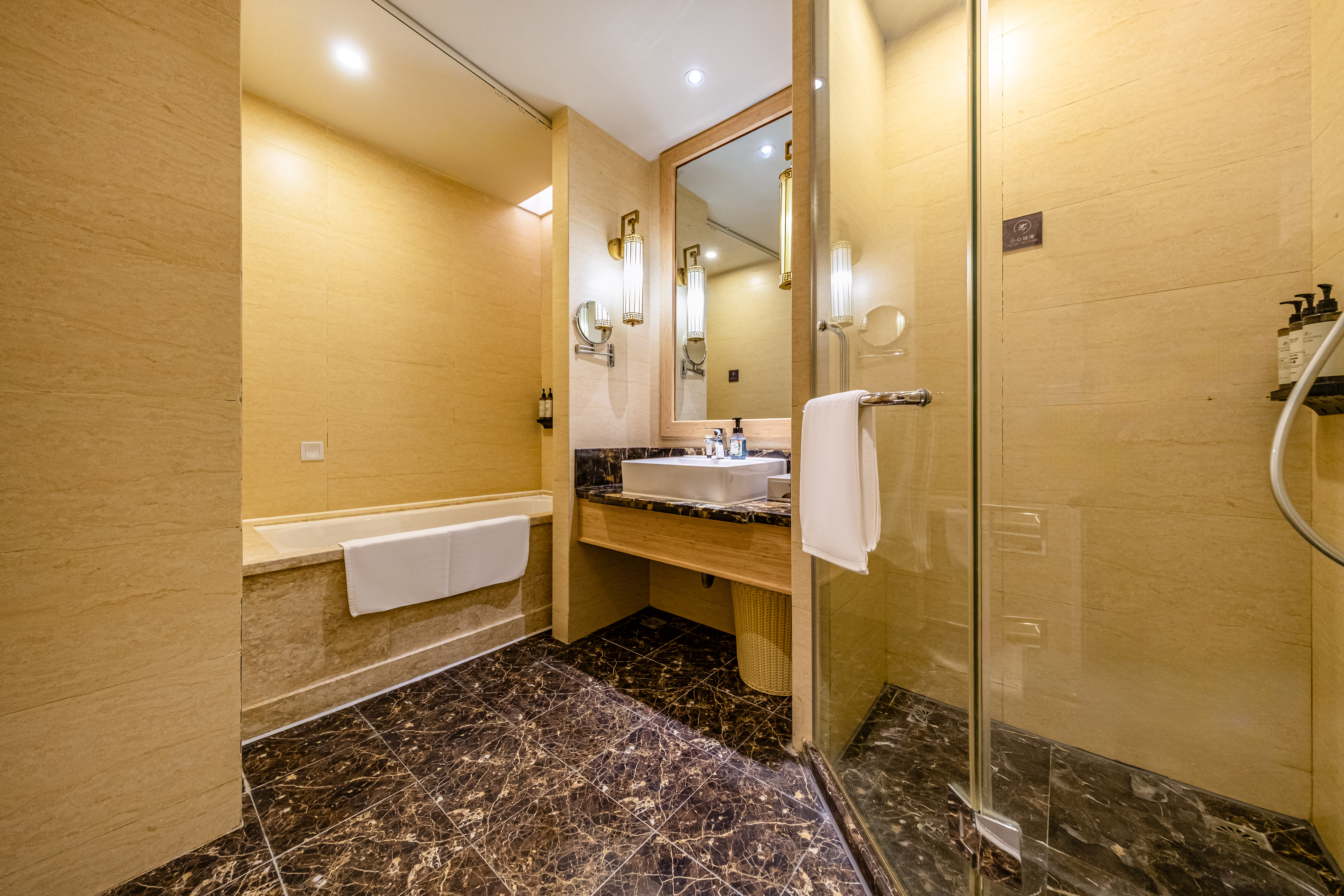 Mountain-View Two-Bedroom One-Living Room Suite (Smart Toilet + Private Bathtub)