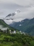 Siguniang Mountain Yangwangxingkong Snow Mountain Hotel[The best spot to view snow-capped mountains] Hotel a 