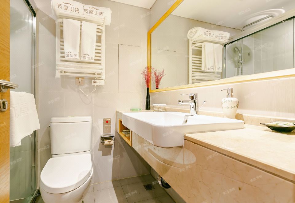 HongYa Minjiang Donghu Wawu Mountain Hot Spring Resort HotelStandard Room (1F)