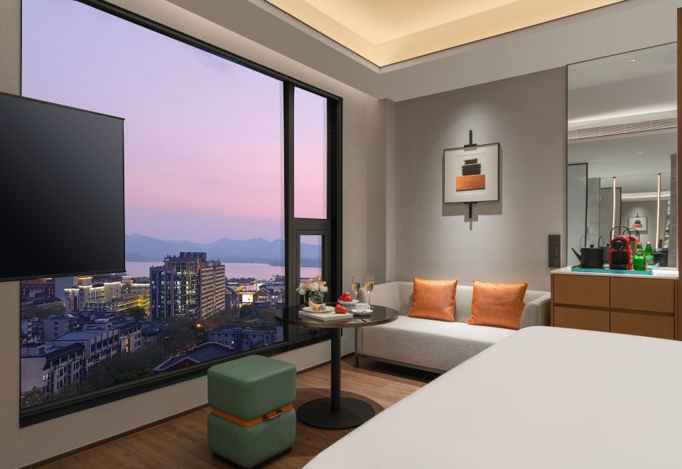 180°湖景大床房