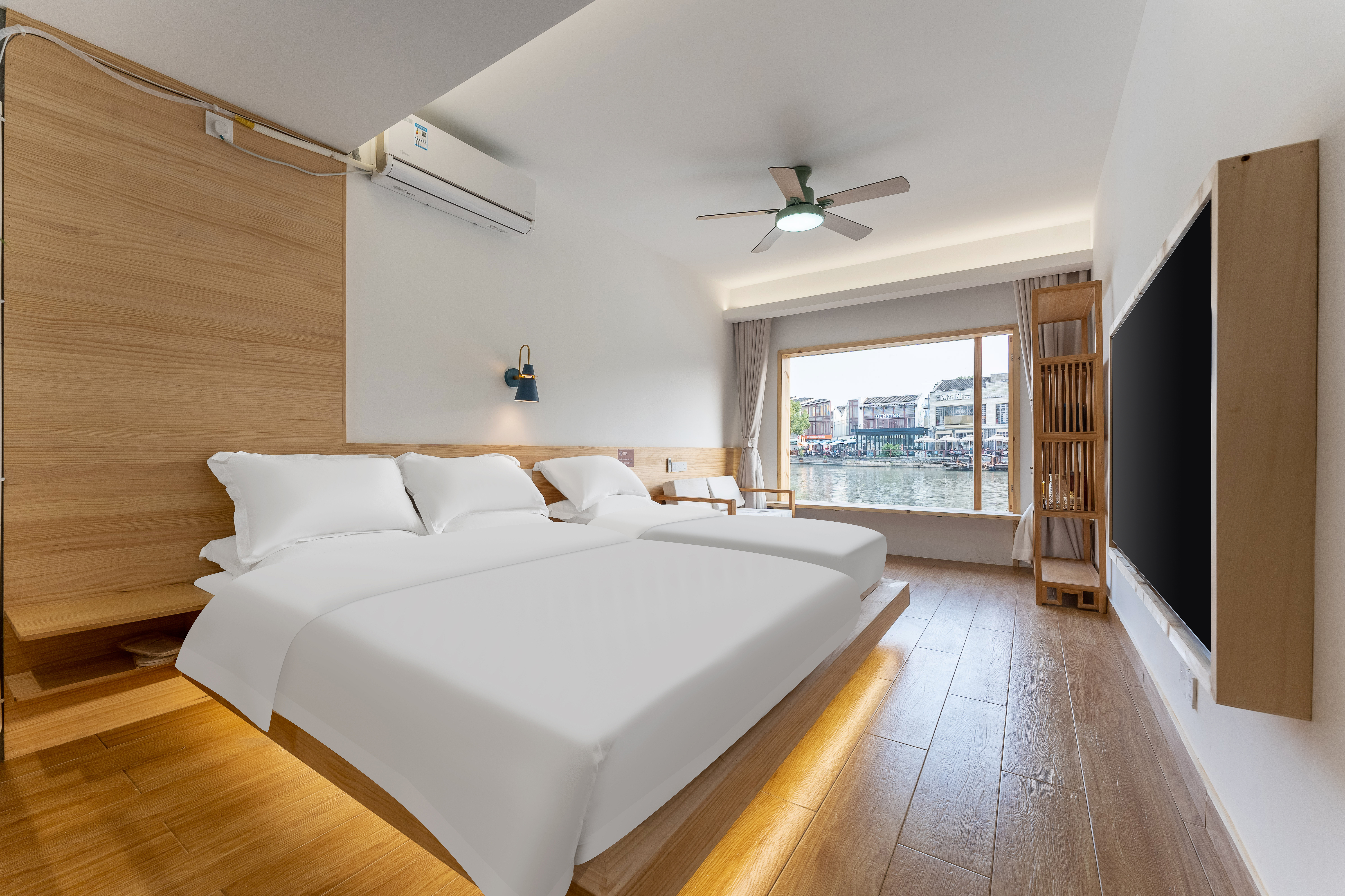 东井·家庭房丨小冰箱+临河茶台+古桥河景