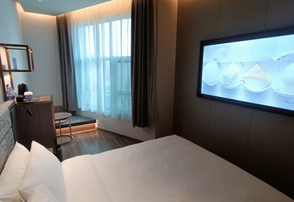 精致大床房（加热毛巾杆+小冰箱+智能镜）