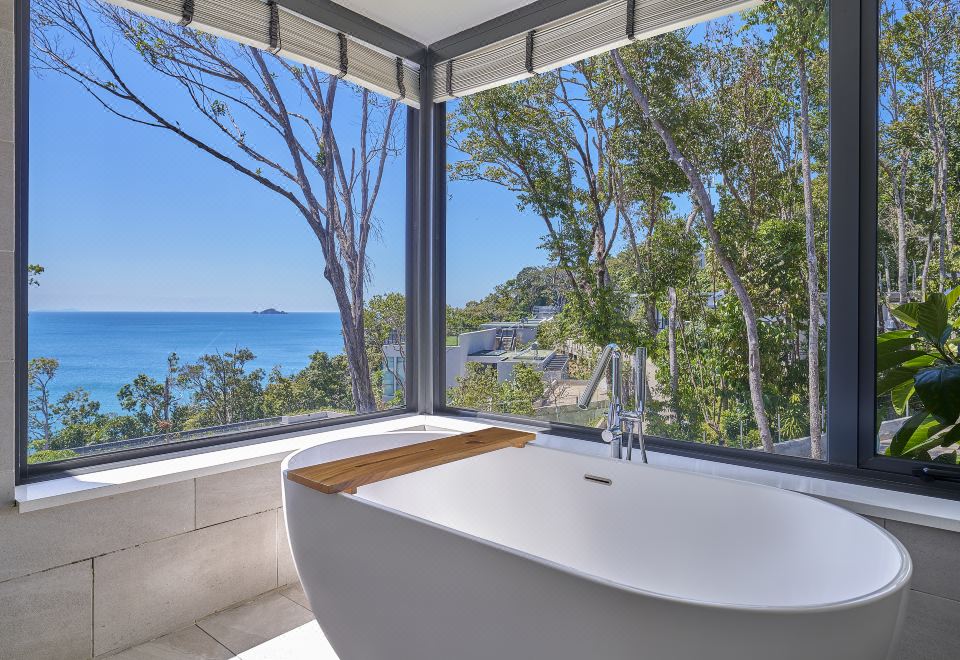 豪华特大床房，局部海景