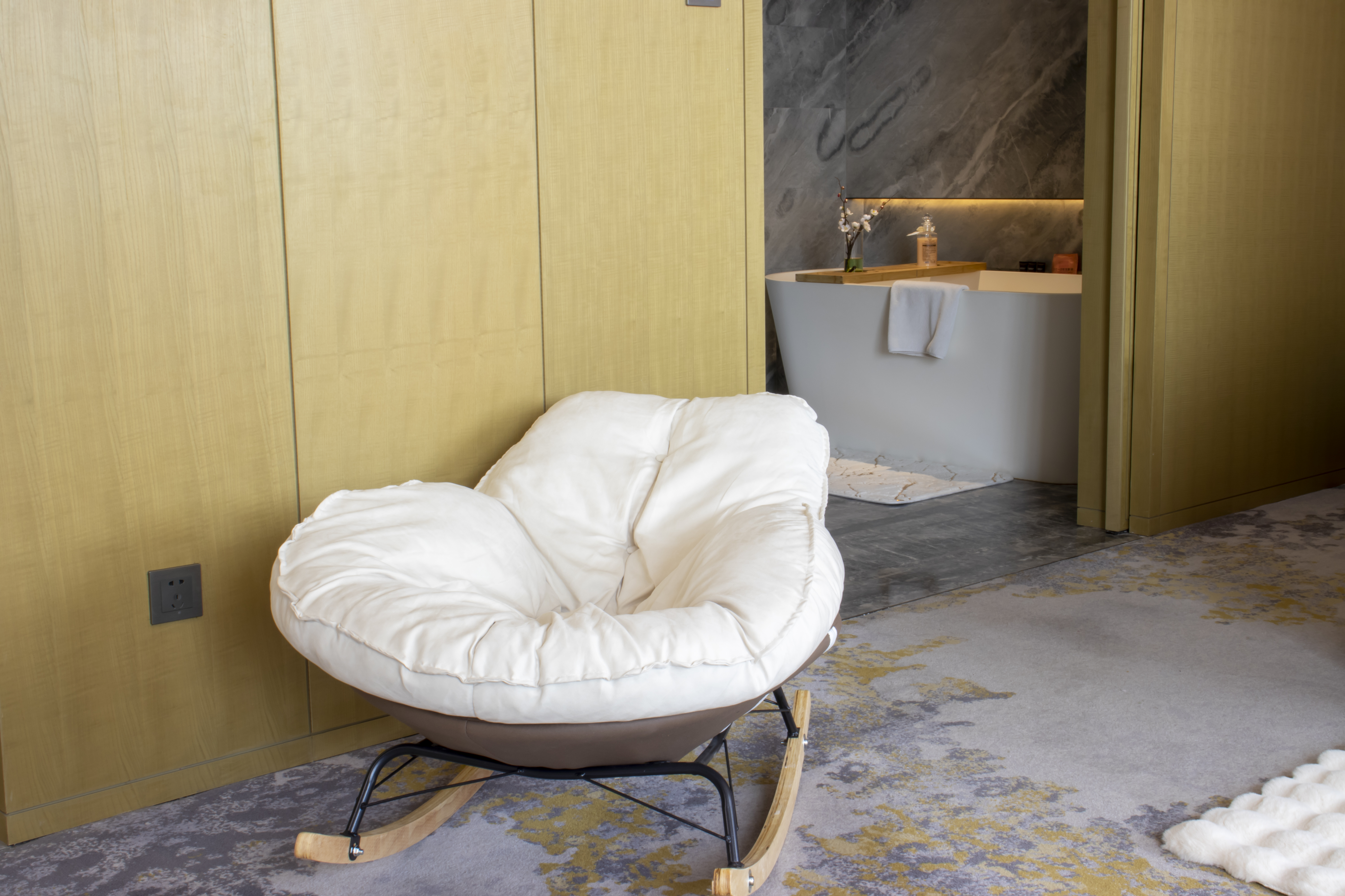 雅致悦己女神浴缸房（星华-白色纱幔+氛围灯+女士专属配置）