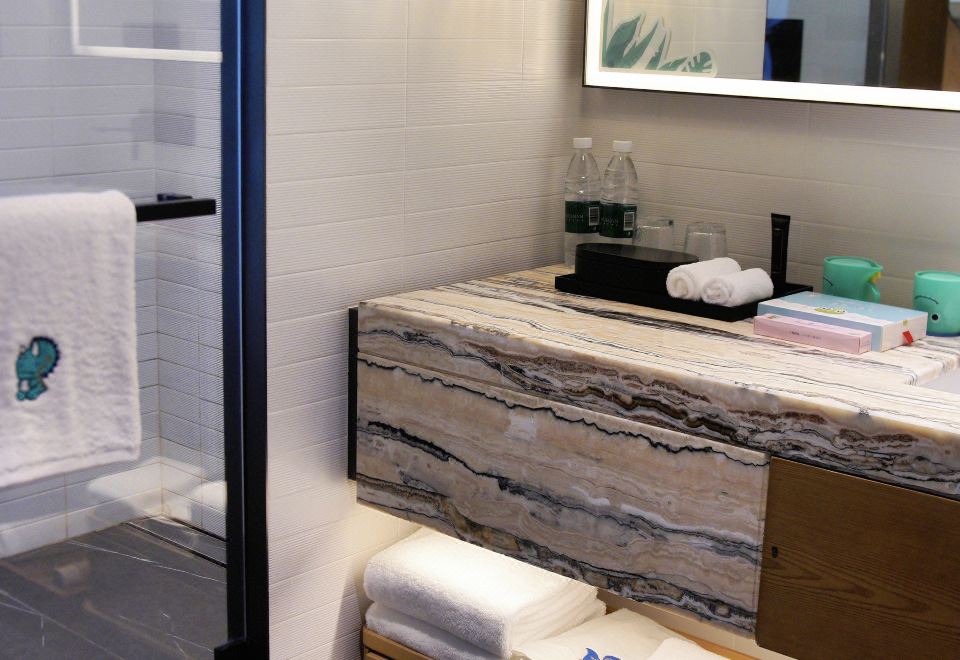 恐龙奇趣蛋主题客房，1张大床及1张上下床