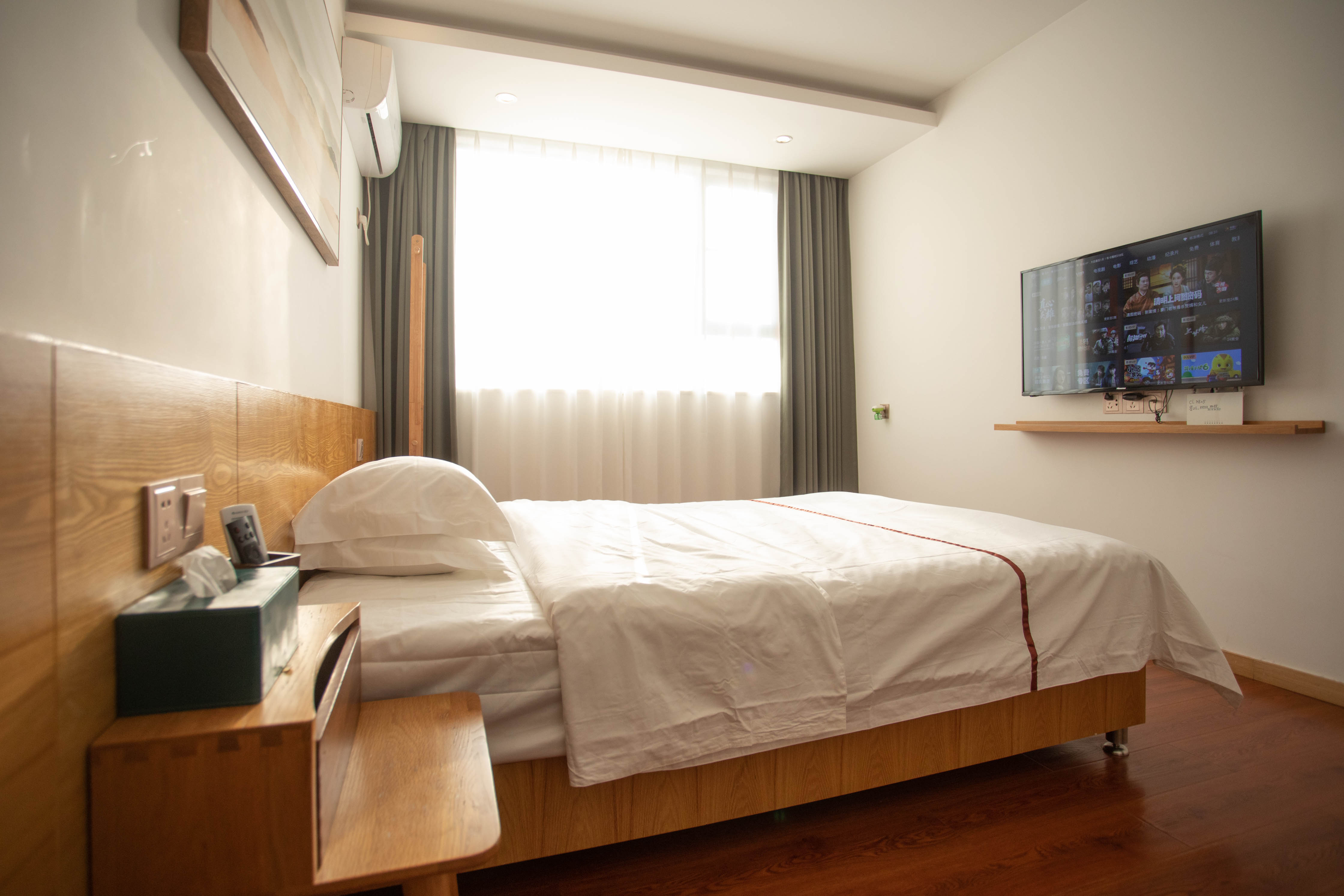 日星隐曜大床房