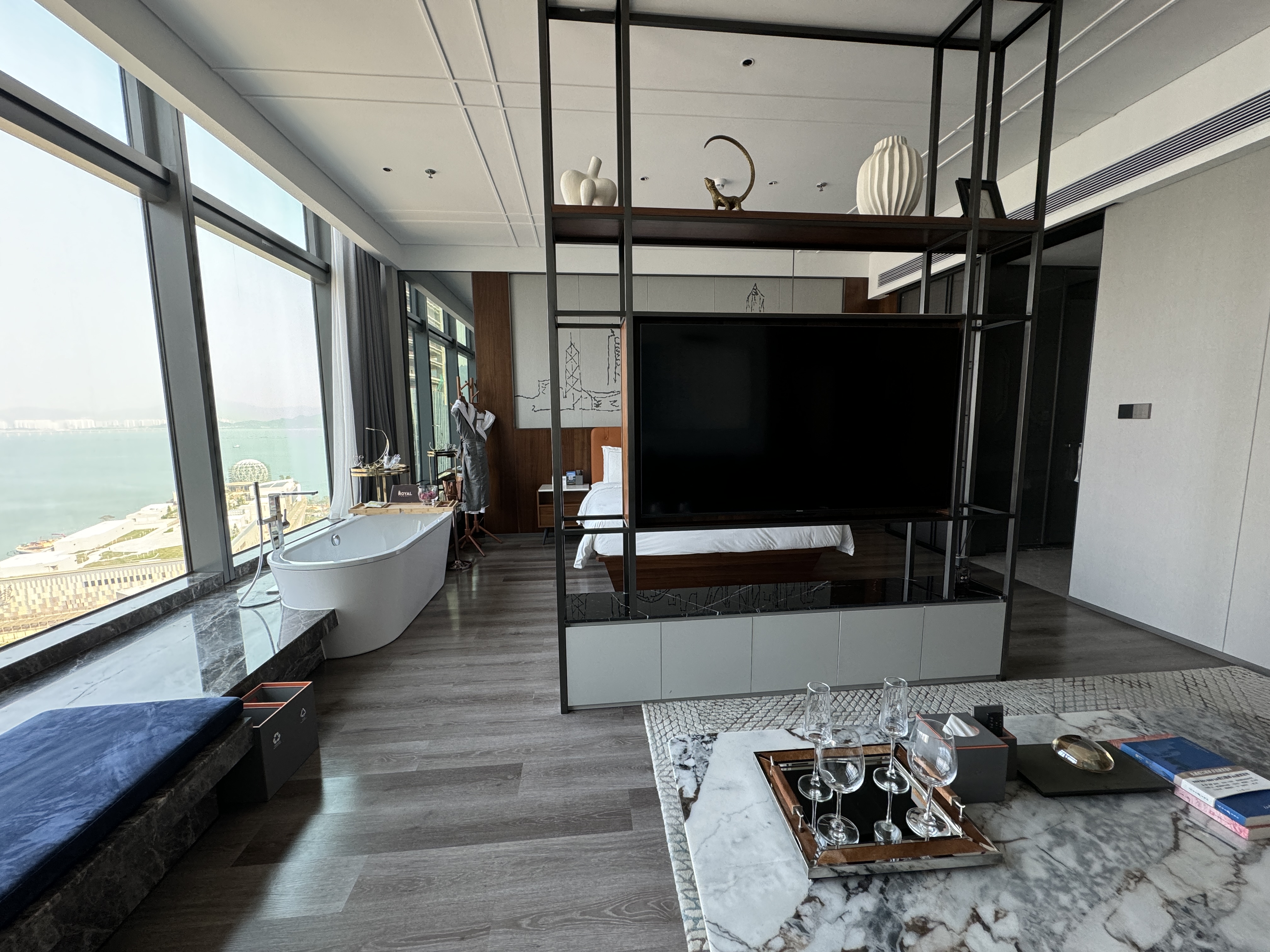 UrCove By Hyatt (Shenzhen Shekou Cruise Center)Yifei Unparalleled Sea View Tub Room (Private Coffee Machine + Mini Fridge + Dyson Hair Dryer + Smart Guest Control)