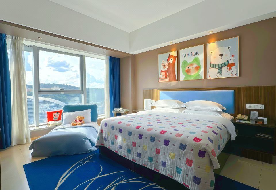 亲子主题大床房（小童梳化床+小童洗漱用品+木马）