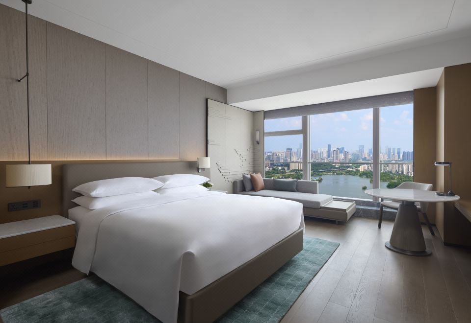 行政湖景特大床房【览岳麓山脉湘江灯光落日余晖】