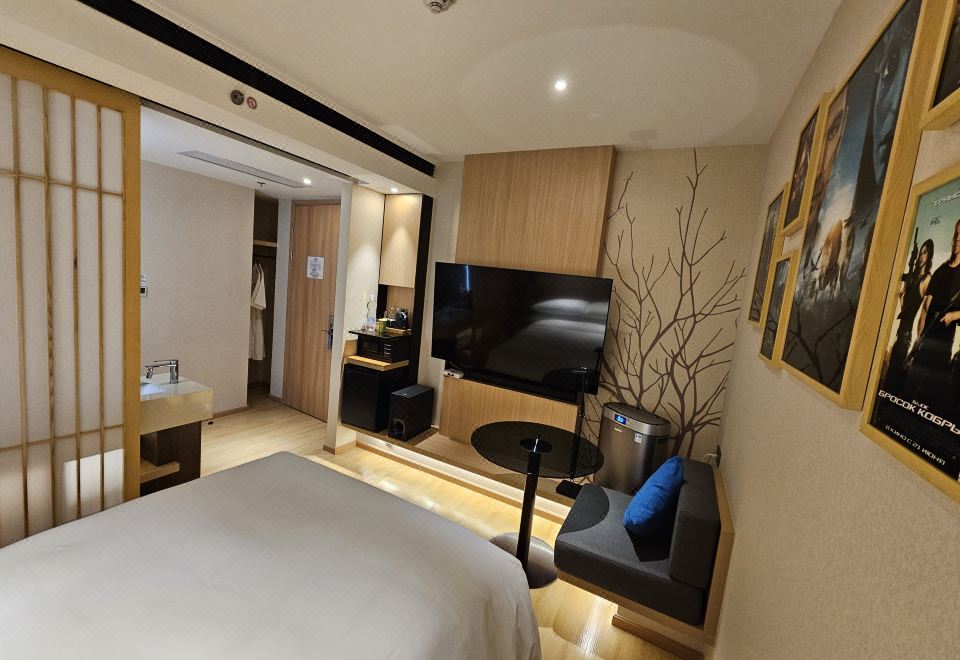 Fairfield by Marriott Shanghai Pudong CentralAudio-Visual Double Bed Room [Sony Viewing Equipment + Extensive VIP Resources]