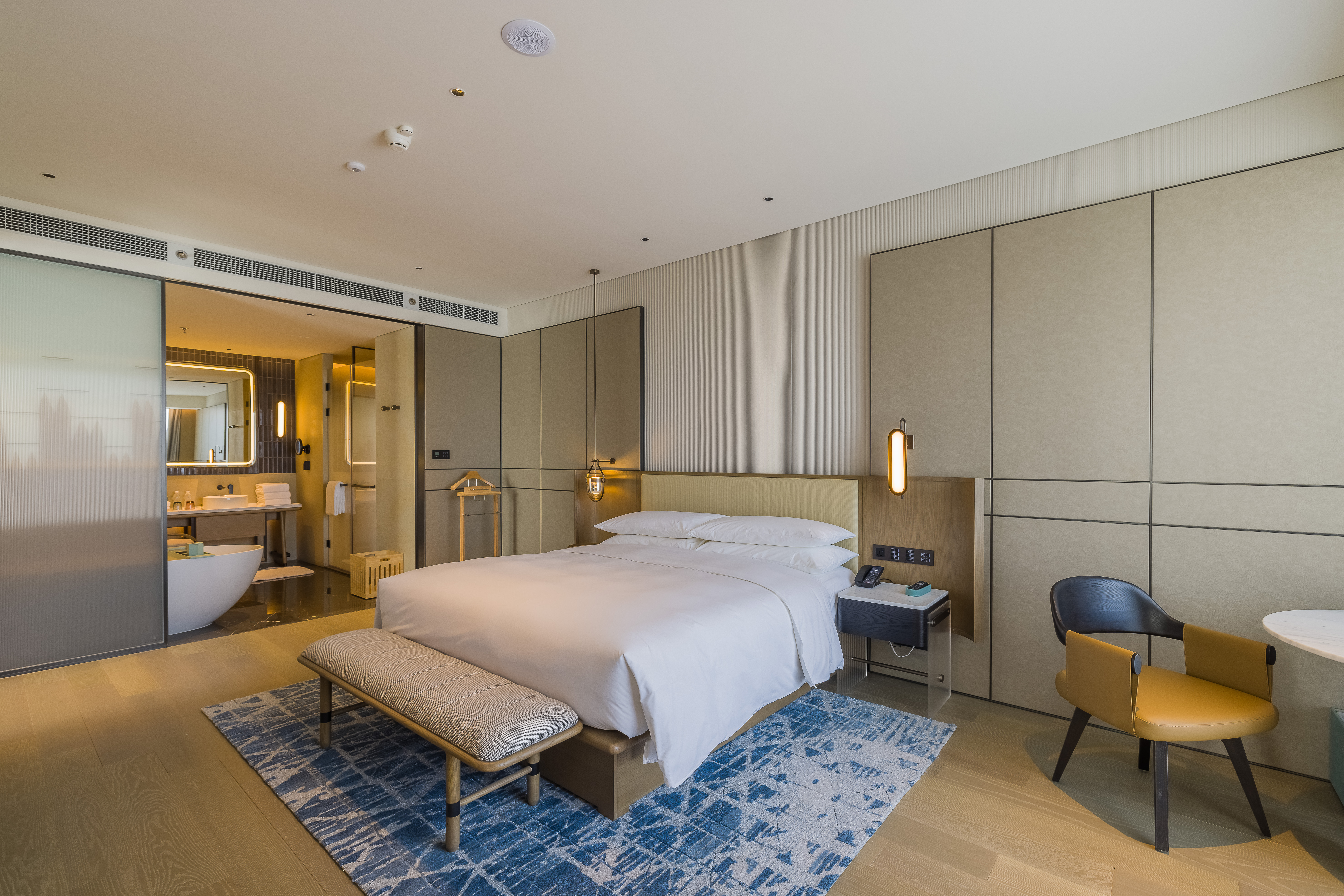 精选湖景大床房