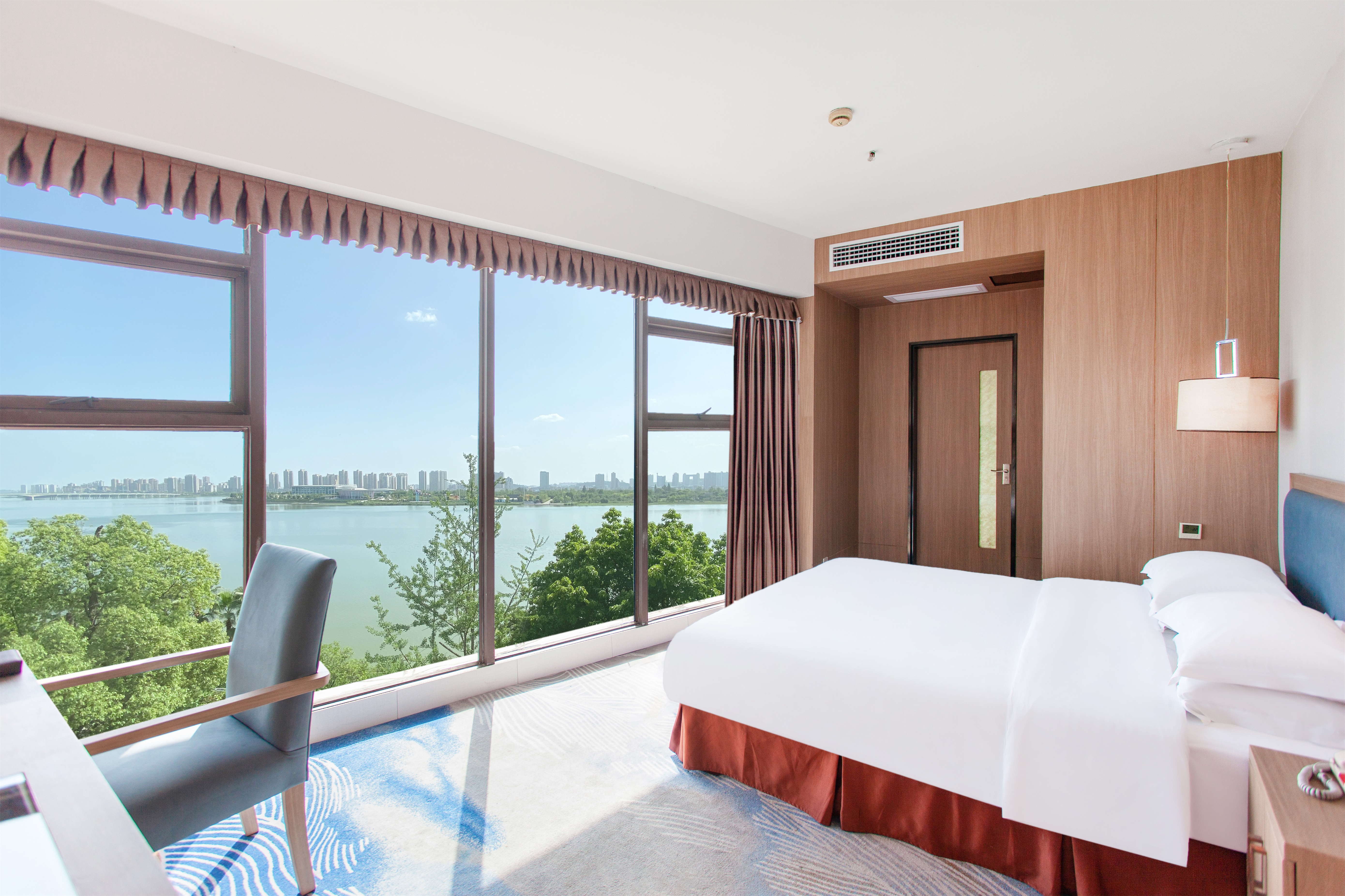 Deluxe Prime River-View Double Bed Room With Desk, Coffee Table, And Floor-to-Ceiling Panoramic View