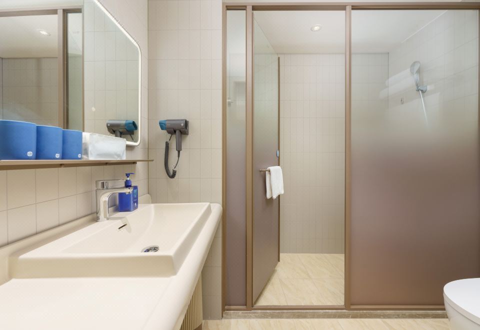 家庭房（喜临门床垫+手机投屏）