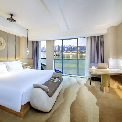 側江景影音大床房 紅墣假日江景飯店（重慶洪崖洞解放碑步行街店）優惠